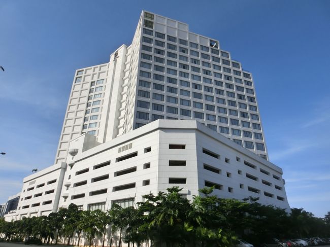 シンガポールから陸路マレーシア第二の都市「ジョホールバル」に入る。お泊りのホテルはジョホールバル郊外にある「ルネッサンス・ジョホールバル・ホテル」(写真)。フロントでチェックインするさい、エグゼクティブ・クラブ・ラウンジへのアップグレードを申し出る。<br />今回の旅はマレーシア内にあるマリオット系、ルネッサンス系の全ホテル宿泊とクラブ・ラウンジ研究である。あまり観光旅行をせず高級ホテルライフを楽しむ。私はマリオット・リワードの熱心な信奉者でホテルポイント獲得という目的もある。<br /><br /><br />私のホームページに旅行記多数あり。<br />『第二の人生を豊かに』<br />http://www.e-funahashi.jp/<br />(新刊『夢の豪華客船クルーズの旅<br />ー大衆レジャーとなった世界の船旅ー』案内あり)
