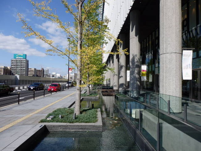 <br />グランフロント大阪はJR貨物梅田貨物駅跡地の再開発エリア「うめきた」に2013年4月に開業し"大阪最後の一等地"といわれる「うめきた」に南館(タワーA)、北館(タワーB・タワーC)が建てられショッピングモール、レストラン・カフェ、オフィス、ホテル、コンベンション・センター、劇場、超高層マンションなどから構成されている。開業当初は大混雑だったが1年半経過した2014年11月には大分落ち着き川辺を静かに散歩もできた。<br />(写真はグランフロント大阪)<br />