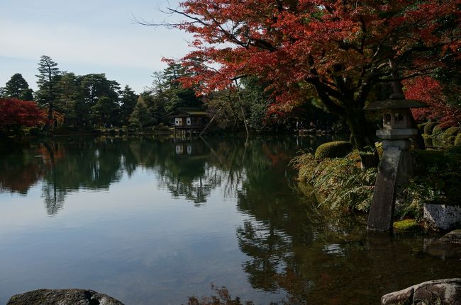 友人と秋の金沢へ行ってきましたー。<br /><br />二日目。<br />初日はあいにくの雨で寒かったけど、<br />きれいに晴れて、行く先々で美しい紅葉の景色をみることができました。<br /><br />