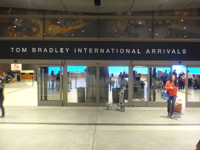 羽田空港国際線ターミナルからロサンゼルス国際空港（LAX）まで<br />ANAのプレミアムエコノミーシートを利用します。<br /><br />ANAのビジネスクラスも含め、エコノミークラスとは異なる<br />プレミアムエコノミークラスの機内サービスについてご紹介します。<br /><br />LAXのトム・ブラッドレー国際線ターミナルは2013年9月18日に<br />新しく生まれ変わり、とても綺麗になりました。<br /><br />LAXの入国審査は、これまでは長時間の待ち時間を要することで不評でしたが、<br />2014年9月24日、LAXのトム・ブラッドレー国際線ターミナルに新たに<br />40台のセルフサービスの自動入国審査（Automated Passport Control) 端末が<br />設置されたことで、劇的に待ち時間が短縮されました。<br />LAXに到着してから到着ロビーの出口までの進み方も写真を交えながら<br />ご紹介します。<br /><br />LAXから宿泊ホテルである『JWマリオット・ロサンゼルスL.A.ライブ』＆<br />『ザ・リッツ・カールトン ロサンゼルス』のあるダウンタウンに向かいます。<br />（どちらのホテルも同じ建物にあります。）<br /><br />ロサンゼルスの交通も色々値上げしています。<br />LAXからシャトルバンを利用してのダウンタウンまでの交通情報も併せて<br />ご覧下さい。