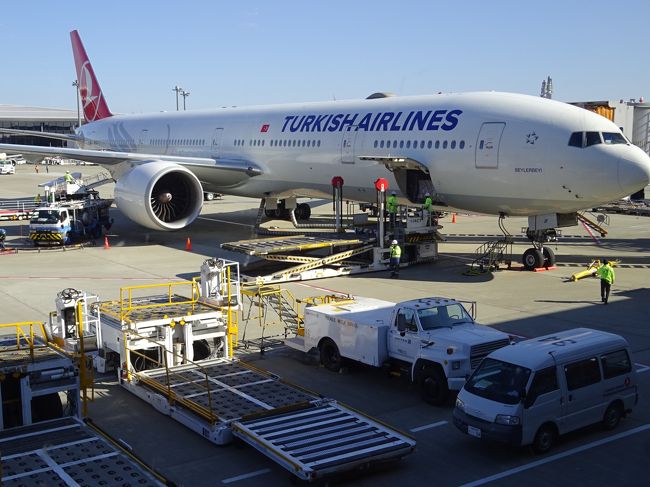 一度乗ってみたかったターキッシュエアラインズ（トルコ航空）のビジネスクラス。<br />一度行ってみたかったトルコという国。<br />シンガポール同様、今回もクラスワンにて予約を取りました。<br /><br />クラスワンはHISのビジネスクラスとファーストクラス専門店で都内に数店舗あります。<br />今回は「女子旅！イスタンブール＆カッパドキア６日間」というHISのツアーへ参加しました。<br />もう女子ではなく、立派なおばさんですが必死にツアーについていく覚悟で挑みました。