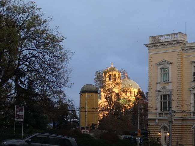 マケドニアのスコピエから当初の目的のブルガリア、ソフィアに向かいます。<br />ソフィア・・ああ、なんてきれいな名前の首都なんでしょう！<br />ソフィアは中心に見どころが集まっています。イスラムのモスク、ユダヤ教のシナゴーグ、ブルガリア正教の教会、ロシア正教の教会などが、徒歩で回れる範囲に集まっています。これぞ宗教のあり方ではないか！交通の要所そしていくつもの文化、宗教の中間地点のような感じを受けました。<br />ブルガリアはキリル文字を使っている国だということも、初めて知りました。<br />大分悩まされました。<br /><br />私にはヨーグルトと琴欧洲関の出身地、そしてバラの国というイメージしかありませんでしたが、訪れてみると、どっしりした大きな建物、広い道路と社会主義時代の特徴を感じさせられる街でした。<br />日本の乳製品メーカーと琴欧洲関はブルガリア政府から表彰を受けてもいいんじゃないの？…なんて思いながら街歩きをしましたが、さすがに連日の移動で迷った挙句リラの僧院へは行きませんでした。