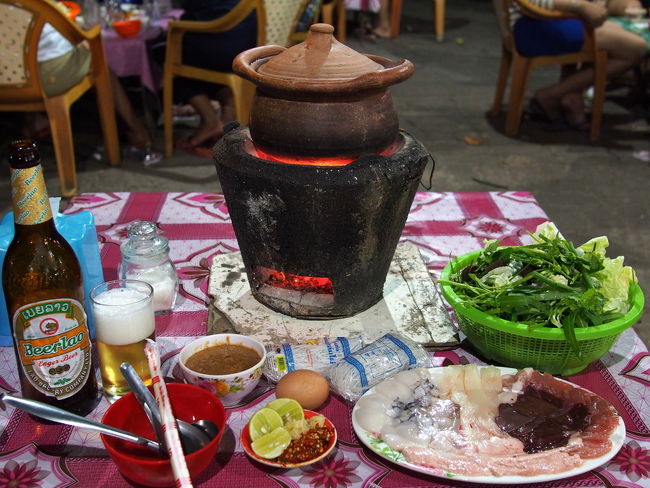 ラオス中部の街、Savannakhet（サバナケット）のメコン川に沿った場所にある露天のお店で食べたSin Jum（ラオス鍋）のお話<br /><br />http://510510.blog60.fc2.com/blog-entry-1414.html