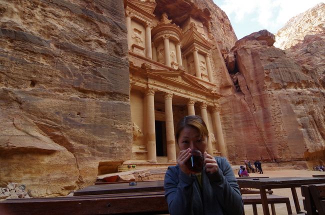 5ヶ月ぶりの海外旅行は…<br />『イスラエルとヨルダン』<br /><br /><br />小さい頃から憧れだったヨルダンのぺトラ遺跡。<br />当初はヨルダンだけを訪問しようかと思っていたのですが、<br />折角なのでイスラエルと2ヶ国、訪問する事にしました。<br /><br /><br />とは言え、情勢が不安定なイスラエル。<br />出国ギリギリまで法務省のホームページで最新情報をチェックしていました。<br /><br /><br />今回も初体験、盛りだくさん。<br />勿論、恒例の一人旅。<br />自分で全てプロデュース。<br />どうなる事やら…<br /><br /><br />旅程<br />10月30日…夜、関西国際空港→<br />10月31日…ドーハ→アンマン→イスラエル入国 エルサレム泊<br />11月1日 …エルサレム泊<br />11月2日 …エルサレム→エイラート エイラート泊<br />11月3日 …エイラート(イスラエル)→アカパ(ヨルダン) ワディー・ラム泊<br />11月4日 …ワディー・ラム→ぺトラ ぺトラ泊<br />11月5日 …ぺトラ泊<br />11月6日 …ぺトラ泊<br />11月7日 …ぺトラ→死海 死海泊<br />11月8日 …夕方、アンマン→ドーハ<br />11月9日 …ドーハ→関西国際空港