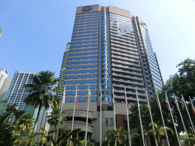 ジョホールバル(JB)からマレーシアの首都「クアラルンプール」(KL)まで空路(約50分)で移動する。飛行機はエア・アジア利用で片道122RM(4148円)、預入荷物がなければ92RM(3128円)と安い。高速バスなら約5時間かかるがもっと安い。マレーシアの公共交通機関は非常に発達していてしかも驚くほど安いので助かる。タクシーも比較的安い。<br />お泊りのホテルは「ルネッサンス・クアラルンプール」(写真)。市内中心部を走るモノレールのブキッ・ナナス駅前に建つ堂々としたホテルである。有名なペトロナス・ツインタワーに近く、毎朝、KLCC公園までジョギングをする。KLに住むような感覚で5連泊する。極めて快適な高級ホテル滞在である。<br /><br />為替は旅行当時のレート1RM(リンギット)=34円で換算<br /><br />私のホームページに旅行記多数あり。<br />『第二の人生を豊かに』<br />http://www.e-funahashi.jp/<br />(新刊『夢の豪華客船クルーズの旅<br />ー大衆レジャーとなった世界の船旅ー』案内あり)