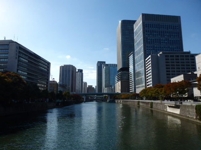 毎年12月になると御堂筋イルミネーションが開催され淀屋橋から難波までイルミネーションで飾られる。歩道側のイチョウ並木はエリアによって異なる5色のイルミネーションで緑地帯のイチョウ並木は「桜」をモチーフにしたイルミネーションで装飾するとのことで大阪市庁舎正面では「大阪市庁舎正面イルミネーションファサード」を実施するとのことで御堂筋にはイルミネーションの企画.を行うイベント会社もあった。 ...<br />(写真は淀屋橋周辺)<br />