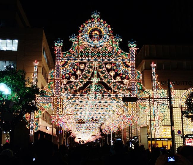 ２０１４年１２月４日（木）〜１５日（月）、神戸市中央区の旧居留地と東遊園地において、神戸ルミナリエが開催されています。１９９５年１月１７日の阪神・淡路大震災の犠牲者を追悼し、復興を祈るとして同年１２月から毎年開催されてきて今年は２０回目になります。今年のテーマは、初回と同じ「神戸　夢と光」今日５日１８時に点灯です。<br />一部使われていたＬＥＤを白熱灯に戻し、温かみを強調したと、地元紙では掲載されています。<br /><br />表紙は、約２０万個の電球を灯した神戸ルミナリエ２０１４。