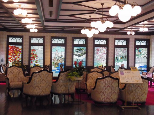 仲良くしている友人が金沢の実家に帰省すると言うので、母と一緒に遊びに行く事にしました。<br />初めての金沢。<br />遠いと思っていたのですが、私が住んでいる所からだと電車で行けば意外と近いことが判明。<br />飛行機で行くよりずっと楽に金沢へ行く事が出来ました。<br />宿泊先は金沢白鳥路ホテル。<br />天然温泉のある、レトロな雰囲気のホテルです。<br /><br />2013年5月27日<br />金沢へ出発。<br />ホテルにチェックインしてから、友人と合流し、まずはランチ。<br />その後近江市場を散策してから、友人のご実家にお邪魔させて頂きました。<br />お母様はお茶の先生だそうで、せっかくなのでお茶の作法を教えて頂きました。<br /><br />夕食はホテルでお勧めして頂いた居酒屋さんへ。<br />とは言っても、私達は飲まないんですけどね(^_^;)<br /><br />【旅行行程】<br />5/27　 8：14　大宮駅発　Maxとき307号<br />　　　　↓<br /> 　　　9：14　越後湯沢発　はくたか4号<br /><br />5/29　17：17　金沢駅発　はくたか23号<br />　　　　↓<br />　　　20：09　越後湯沢駅発　Maxとき348号<br /><br />【宿泊先】<br />金沢白鳥路ホテル<br />http://www.hakuchoro.com/<br /><br />※JR東日本のびゅうプラザにて、交通費とホテルのみのプランを利用<br />　　2泊3日　一人34100円（往復の交通費＋宿泊費）<br /><br /><br />