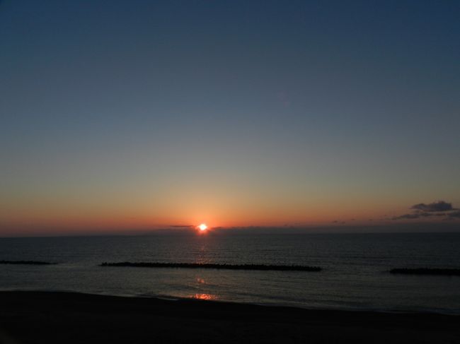 今回の新潟県旅行でのお宿は、日本海に面した「瀬波温泉」にとりました。<br />日本海に面しているということは、西向きにあるということ...。天気も良かったので夕陽もきっと美しいだろうと、「鈴ヶ滝」から真っ直ぐに瀬波温泉へと向かいました。<br />素敵なサンセットショーを見た後、夕食は『すし誠』という地元の回転寿司店でいただきました。<br />