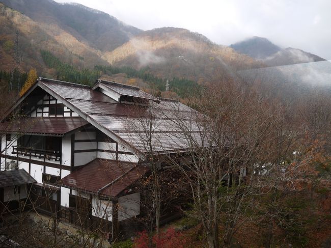 今回のお宿は、岐阜 白川郷 平瀬温泉の「旅館 藤助の湯 ふじや」さん。<br />いつも、京都からお宿へ直行！が大半のひろかな一家ですが、お天気も良いので ドライブがてらにちょっと遠回りをしてみました。<br /><br />一度行ってみたかった「金沢21世紀美術館」でのんびり見学し、昼食は近江町市場でとりました。<br />チェクイン前に白川郷へ寄りたかったのですが、駐車場がいっぱいの為 臨時駐車場に誘導されそうだったので、混みこみが嫌いな我が家はスルーし、翌日 白川郷見学となりました。<br />でも、翌日早めの時間で、村営せせらぎ公園駐車場もスキスキだったにも拘らず、臨時駐車場に回されたのですけどね(笑)<br /><br /><br /><br />