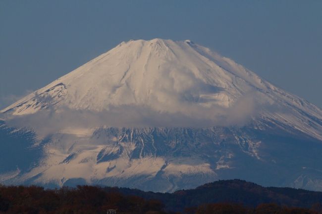 今年最後の満月。今年最後の紅葉を目指し湘南沿いをドライブです。昨日同様、寒さ厳しい朝、雲一つない天気、青い空、青い海を背景に富士山を撮影しました。