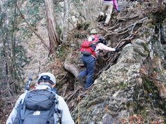 低山でも岩山・岩稜が楽しめる石裂山に登ってきました。