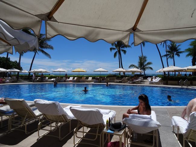 ハレクラニで過ごすWaikiki旅行は、とてもとてものんびりできました。9月以来2度目という事もあり本当にゆっくりと非日常の毎日を過ごし事が出来ました。家内の誕生日が11月なのでその意味を込めて旅行に行きました。寒波のアメリカでもハワイはとても良い天気と気候でした。太平洋の真ん中の島々・・楽園ハワイそのものでした。<br />今日の所は少しだけ旅行記にします。画像編集もまだ少ないので・・・?でも、何度も行きたいハワイ。帰国4日で来年はいつにしようかなぁ〜と、ぜいたくな気持ちです。<br />アロ〜ハ。