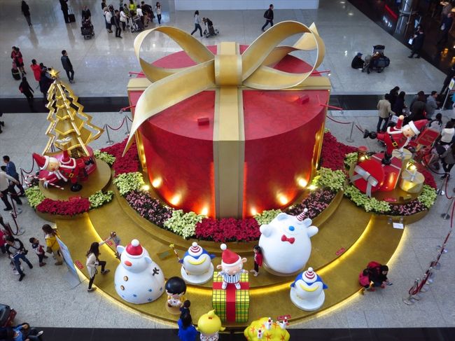 クリスマスの香港が大好きだった祖父。<br />子供の頃から毎年冬休みは祖父母と<br />香港に行くのが決まりになっていました。<br /><br />大人になって仕事や旅行で香港を<br />訪れる機会が沢山ありましたが、<br />それでもやっぱりクリスマスの香港が<br />一番素敵だなぁと思います。<br /><br />週末台湾に遊びに行く前に、香港で<br />クリスマス気分を楽しんできました。<br /><br /><br />★★　クリスマス色の香港　12/5　★★<br />1★白くまのサンタさん♪香港空港のクリスマス<br />http://4travel.jp/travelogue/10959720<br />2★おいしいパンケーキと美麗華商場MIRA MALLのクリスマス<br />http://4travel.jp/travelogue/10959831<br />3★羊と星がいっぱいの海港城Harbour Cityのクリスマス<br />http://4travel.jp/travelogue/10959999<br />4★なぜかマレー人女子と観光！海港城、1881のクリスマス　と　星光大道<br />http://4travel.jp/travelogue/10960037<br />5★時代広場のクリスマス！そして時間ぎりぎり…空港バスで空港へ<br />http://4travel.jp/travelogue/10960097