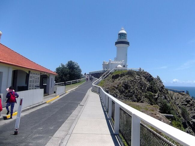 Gold Coast のレジャーは色々あるが，バスツアーで最も行く人が多いのがLamington国立公園(雨林と木の上を渡る道を歩く)だと思う．私は12年前に行ってしまったので，今回はByron Bayへのバスツアーに行った．<br />Byron Bayはオーストラリア大陸最東端の岬に灯台がある．Gold Coastから南に1.5時間くらいだが，公共のバスはあるにはあるが不便なので，レンタカーかバスツアーで行くことになる．バスツアーはA$88とやや高かったが良かったです．