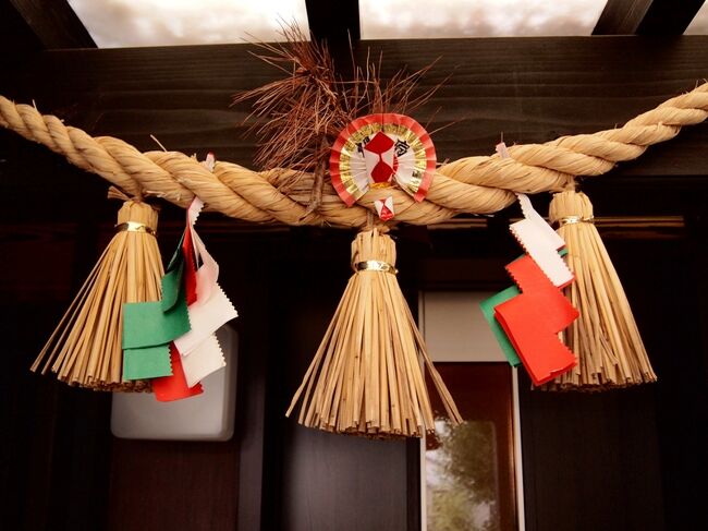 旅館神仙、高千穂神社、重要無形民俗文化財「高千穂の夜神楽」、名勝・天然記念物「高千穂峡谷」などを中心とする旅行記（ブログ）。<br /><br />2014年12月6日(土)、ゆうすけと、大阪(伊丹)空港から阿蘇くまもと空港に到着。レンタカーで阿蘇から宮崎県の高千穂に向かいました。この旅行記は、高千穂編です。<br /><br />&lt;&lt; 動画 &gt;&gt;<br />高千穂の夜神楽 五番「杉登」の一部<br />http://youtu.be/er3-rq1558c<br />高千穂の夜神楽 六番「地固」の一部<br />http://youtu.be/cQEmK90zgr4<br />(2014年12月6日撮影 ＠下川登公民館)<br /><br /><br />阿蘇編（地獄温泉 清風荘 日帰り入浴）の旅行記は、こちらからどうぞ。<br />http://4travel.jp/travelogue/10951859