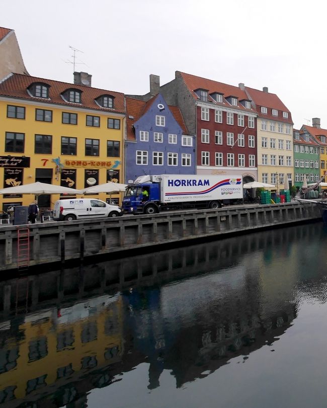 1920　スウェーデンのHelsingborgよりフェリーで帰ってきて，1923発　OR2096　スウェーデンVaxjo行き　2008コペンハーゲン中央駅着．<br />中央駅のセブンイレブンで夕食を買っていく！さすがコンビニだと高くない！カールズベルグビール1本17.5DKK，ツボルグも同じ．500ｍｌで350円だ．1Dkkの缶のデポジットを別にとられる．4本で13.05DKKの値引き．1本290円ほどだ．サラダ35-45DKK　パスタ値引きで25DKK　焼き鳥1本18Dkk.1Dkk20円とするとまあまあの値段．全部で4700円．食事を安く済ませるにはコンビニが一番かな！2025発IC152　2037CPH着でホテルに帰った．<br />翌日は最後の日，0850にチェックアウト，荷物をホテルに預かってもらい，1545のSK983に乗るために，1300にホテルに戻ってくるように予定する．初めてのデンマークの同僚のために今回も定番コース．M2にのってKongens Nytorovで降りて，Nyhavnへ．最初クルーズに乗ろうと思ったが1030からというので，市水上バス992番に乗ろう！Nyhavnの停留所に行く．ちょうど0947に来る予定だ！