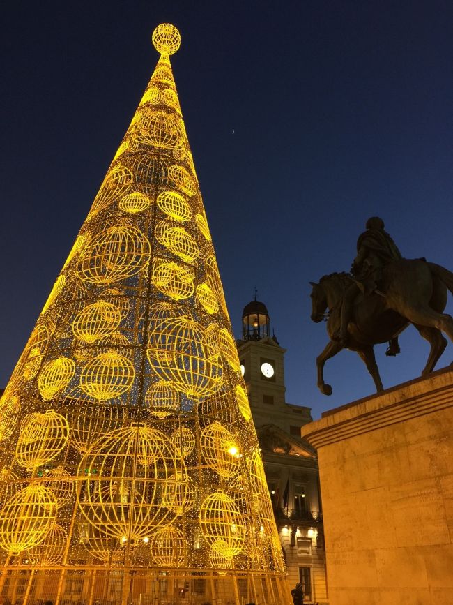 マドリード中心地の今年のクリスマス イルミネーションを見て来ました。今年やっと、景気回復の兆しを見せたスペイン。何年振りかに、マドリード市のクリスマス イルミネーション予算も上がり、今まで装飾されなかった通りにもイルミネーションが灯りました。表紙の写真は Puerta del Sol ソル広場のツリー。奥の時計台のある建物はマドリード州自治省、ここの鐘でスペイン中が年越しします。過去のマドリード イルミネーション2013　→　http://4travel.jp/travelogue/108382822009　→　http://4travel.jp/travelogue/104095122008　→　http://4travel.jp/travelogue/102915342007　→　http://4travel.jp/travelogue/102071832006　→　http://4travel.jp/travelogue/10115347