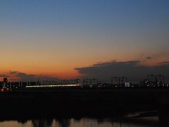 晩秋の等々力渓谷と夕闇の多摩川を走る銀河鉄道（東京）
