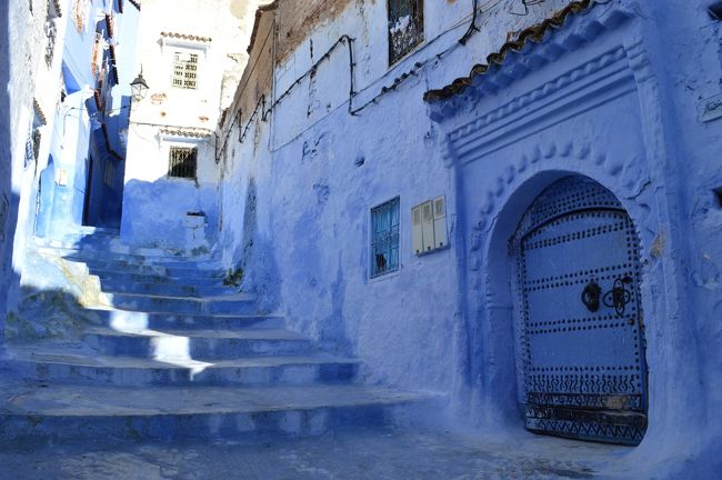 ずっとずっと行きたかったシャウエン。<br />今回のモロッコ旅行はシャウエンを中心にルートを組みました。<br />他の街にも行きたかったで色々考えた結果、シャウエンは1泊しか取れなかったのですが、憧れの青の街を目一杯堪能したいと思います。<br /><br />【日程】<br />12/25　日本→<br />12/26　ドーハ→カサブランカ→フェズ<br />12/27　フェズ<br />12/28　フェズ→シャウエン<br />12/29　シャウエン→フェズ→メクネス<br />12/30　メクネス→カサブランカ<br />12/31　カサブランカ→ドーハ<br />1/1　　ドーハ→日本<br /><br />フェズ編<br />http://4travel.jp/traveler/aki1978/album/10960088<br />メクネス編<br />http://4travel.jp/traveler/aki1978/album/10960093<br />カサブランカ編<br />http://4travel.jp/traveler/aki1978/album/10960094