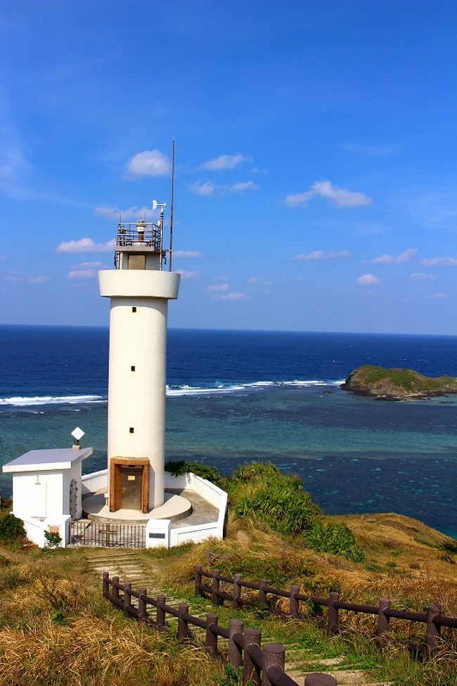 きっかけはこの4トラのミモザのお気に入りさんのTOMAIKEさんの石垣島の旅行記を拝見して、とても素敵なので「私も行ってみたい」と思ったのです。<br /><br />JALのマイレージで一人で行こうとも思ったのですが、やはり一人じゃ寂しい、たまたまミニテニスの友人に話したら「私も前から1度行きたかった」と話がまとまりました。<br /><br />”じゃらん”で飛行機とホテルのセットを予約してレンタカーを追加してもらいました。<br />2泊3日の短い滞在なので欲張らないで、のんびり観光してきました。<br /><br />1日目はお天気も良くレンタカーで島を1周しました。　珊瑚礁の海はとても蒼くきれいでした。