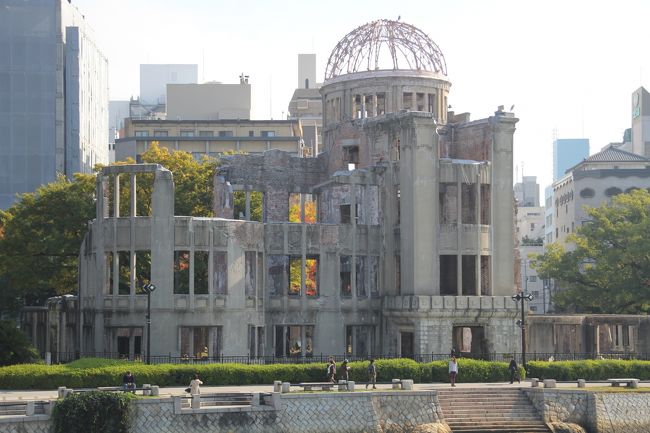 宮島・錦帯橋観光の後、広島に一泊して広島平和記念館、平和公園と原爆ドームを見学してきました。<br /><br /><br />===============旅行の概要=======================<br /><br />中国地方を知人の車で1周ドライブしてきました。<br /><br />11/16（日）米子鬼太郎空港へ到着。足立美術館→大山ドライブ（松江泊）<br />11/17（月）出雲大社→石見銀山→温泉津温泉（温泉津温泉泊）<br />11/18（火）温泉津温泉→浜田道をドライブして、宮島へ（宮島泊）<br />11/19（水）厳島神社参拝→弥山ロープウェイに乗って、弥山頂上展望台へ→岩国錦帯橋→広島（広島泊）<br />11/20（木）広島平和記念資料館→平和公園→松江道をドライブして、奥出雲へ。鬼の舌震→玉造温泉（玉造温泉泊）<br />11/21（金）玉作湯神社→八重垣神社→神魂神社→松江城→再び出雲大社へ。稲佐の浜→日御碕神社→松江へ。（松江泊）<br />11/22（土）松江堀川めぐりの船に乗る→塩見縄手の小泉八雲記念館・小泉八雲旧居・武家屋敷へ→境港へ。鬼太郎ロード散策<br />11/23（日）岡山県高梁市の松山城へ→米子鬼太郎空港から帰京<br />