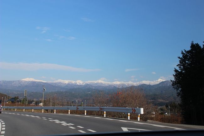 １１月２２日の長野県北部の地震で、無人の実家の中が壊れていないか心配になり、帰省しました。<br />途中の道路は１２月３日ゴルフ行と同じ国道１５３号線と中央道さらに先は１５３号線や市道と長野道です。１１時に自宅を出て、のんびり下道の国道・農道を走り、２８０ｋｍの道のり、１７時に実家に到着でした。<br />表題の写真は、長野県飯田市の農道からの南アルプスの山々です。