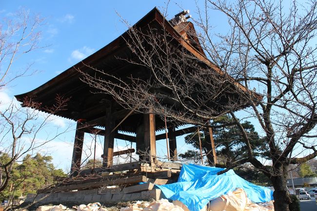 実家の地震による転倒は、こけし等の背の高い物や花瓶のみで、いずれも破損などの被害は無かったのですが、実家から１０分ほどの処に有る善光寺にお参りに行って常夜灯の転倒や破損が沢山有るのに吃驚しました。<br />表題の写真は、鐘楼の土台の石垣の崩れを補強して崩れ防止としていました。