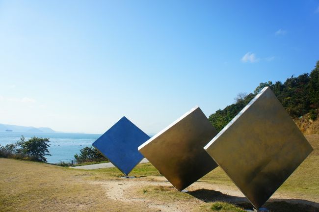 2014年初冬，瀬戸内に浮かぶまるごとアートな島，直島（なおしま）にふらりと行ってきました！<br /><br />浜辺のオブジェが彩る“自然の中のアート”の世界と，集落に展開される“生活の中のアート”の世界を楽しむことができました。