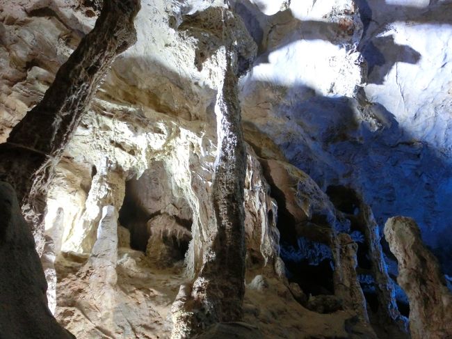 地図を失くして手元に残された資料はコピーして来た「地球の○き方」だけです。それでも、其処に『黄龍洞は中国で著名な鍾乳洞の1つで、武陵源の東7kmに位置し、武陵源風景名勝区の入場料で入れるエリアの外に在る。石灰石が地下水の浸食によって形成された典型的な鍾乳洞だが、総延長7.5kmの洞内は、水洞と陸洞が縦横に入り組んだらせん状の形態で、高低差は140mも有り、まるで迷路のようだ。』と記されていました。<br />しかも、武陵源風景名勝区のゲートのすぐ外に停まっている1路バスでそのまま行けちゃうようです。行くしかないでしょ！<br /><br />ってか、やっぱり石だの岩だのからは離れられませんね