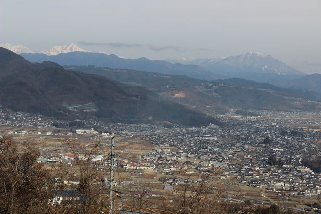 善光寺には被害が有ったものの、我が家の飾り物は倒れたけれど、破損が無かったので、ひとまず安心して三日目の１２月１０日午前９時ごろ帰路に着きました。長野で高速に入り、途中姨捨ＳＡ，梓川ＳＡで写真タイム、塩尻で高速を下り、国道１５３号線を南下、伊北でまたまた高速利用、駒ケ岳ＳＡで写真タイム、松川で一般道に入り、バイパスを暫らく走った後、農道に入り地産のお店を覗き、またまた１５３で自宅に向かいました。途中のどんぐりの里と云う道の駅の隣に有る温泉に入り、疲れを癒してから、最後のドライブで１７時に無事帰着。<br />写真は姨捨ＳＡから見た、雪の冠った戸隠山と右のこんもりは飯綱山、右側中央の白い帯は長野道