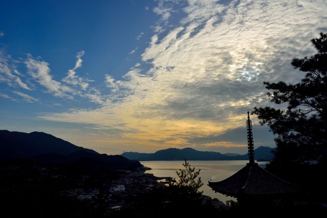 2014・紅葉彩る山陽道（広島県）をぶらりと巡る旅♪<br />旅の２日目、三原市街から瀬戸内海・しまなみ海道に連なる「生口島」へ移動し、港町・瀬戸田を散策してゆきます☆<br /><br />「耕三寺博物館」の豪壮華麗な伽藍群を眺めた後、同じく境内にある邸宅「潮聲閣」を見学するとともに、さらに瀬戸田の町を見下ろす位置にある潮音山という小高い山の山腹にある「向上寺」へ。<br /><br />そこには、室町時代に建てられたという美しい朱色が印象的な国宝・三重塔が今も聳え、しばし時を忘れ、昔と変わらぬ塔越しの瀬戸内海を眺めてみました｡｡｡<br /><br />小さな島の小さな港町でしたが、古くからこの町を見守ってきたお寺とともに、またまた「美しい瀬戸内」の光景に出会えることができました♪<br /><br />〔旅の行程〕<br />・耕三寺博物館（潮聲閣） ～ 向上寺 ～ 潮音山公園 ～ レモン風呂の宿 つつ井<br /><br />〔2014・紅葉彩る山陽道（広島県）をぶらりと巡る旅〕<br />・11月15日（１日目）午後：三原市/三景園<br />　～広島の空の玄関口に隣り合う日本庭園・三景園へ～<br />　　http://4travel.jp/travelogue/10953644<br />・16日（２日目）午前：三原市/佛通寺＆三原城跡<br />　～山紫水明の地が艶やかに染められて…大本山佛通寺へ～<br />　　http://4travel.jp/travelogue/10957072<br />・16日（２日目）午後：尾道市/生口島散策①<br />　～しまなみ海道に連なる「生口島」へ渡り、港町・瀬戸田を歩く①　耕三寺博物館編～<br />　　http://4travel.jp/travelogue/10957548<br />・16日（２日目）午後：尾道市/生口島散策②（この旅行記）<br />・17日（３日目）：尾道市/尾道市街散策<br />　～歴史と文学の香り漂う風光明媚な港町・尾道へ～<br />　　http://4travel.jp/travelogue/10962428<br />・18日（４日目）午前：広島市/広島市街散策<br />　～水都・広島にそびえる「鯉城」へ…安芸国・広島城登城記 ＆ 市街に残る歴史遺産を訪う～<br />　　http://4travel.jp/travelogue/10963510<br /><br /><br />〔2013・「美しい瀬戸内」（広島周辺）をぶらりと巡る旅〕<br />・旅行記【１】～２つの記憶を追って…江田島・旧海軍兵学校＆音戸の瀬戸へ～<br />　http://4travel.jp/travelogue/10933206<br />・旅行記【２】～日本三景の地・宮島へ（嚴島神社トワイライト編）～<br />　http://4travel.jp/travelogue/10942301<br />・旅行記【３】～日本三景の地・宮島へ（紅葉に包まれる島内散策編）～<br />　http://4travel.jp/travelogue/10944463　 <br />・旅行記【４】～宮島信仰の聖地・弥山へ登る～<br />　http://4travel.jp/travelogue/10947709