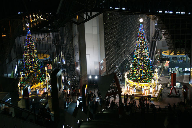 銀閣寺の帰りに、JR京都駅によってみました。<br />大階段のところで、今年も巨大なクリスマスツリーのイルミネーション開催中でした。<br />もうそんな時期か…なんて、焦りが入ってしまいますが…。<br />沢山の観光客で賑わっていました。<br /><br /><br />過去の京都市下京区旅行記<br /><br />関西散歩記～2009 京都・京都市編～<br />http://4travel.jp/travelogue/10399405<br /><br />京都まとめ旅行記<br /><br />My Favorite 京都 VOL.1<br />http://4travel.jp/travelogue/10945390<br /><br />