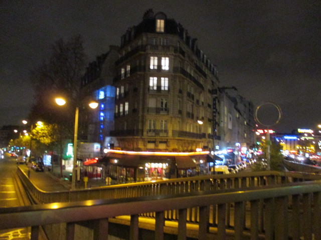 パリの夜景が見たい。<br />パリのクリスマスマーケットが見たい。<br />といった、つれあいの強いご要望で計画しましたpontakun。<br />フランクフルト・ローマに続き、３連続でair china　利用です。<br /><br /><br />０１■　羽田⇒北京⇒パリ　　　　パリ泊（モンパルナス地区）<br />０２□　セーヌ左岸を中心に散策　パリ泊（モンパルナス地区）<br />０３□　美術館無料の日　　　　　パリ泊（モンパルナス地区）<br />０４□　ＴＧＶでモンサンミッシェル　モンサンミッシェル泊<br />０５□　朝焼け大潮のモンサンミッシェル散策<br />　　　　　　　　　　　　　　　　　パリ泊（モンマルトル地区）<br />０６□　セーヌ右岸を中心に散策　　パリ泊（モンマルトル地区）<br />０７□　オランジェリー他を散策　　パリ泊（モンマルトル地区）<br />０８□　新都心デファンス散策後帰国　パリ⇒　　　　　機中泊<br />０９□　⇒北京⇒羽田