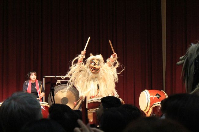 ９月の海外に続き１０月は嫁さんの誕生日を祝う温泉ツアー。<br />今回の旅費は４月から入居しているマンション購入で得た復興エコポイントを利用したもの。<br />海外旅行では使えないため、今回の温泉旅行を企画。<br /><br />実費で負担したのは現地での飲食やお土産、ガソリン代など２万円程度。<br />このエコポイントにはかなり助けられた。<br /><br />事前にＮＨ４０１便に国際線の機材が投入されるという事の調べがついていたため、早朝だがそのフライトを予約。<br />座席もビジネスクラスの座席にアサインして事前に購入をしたのに、なんと途中からＢ７３８に機材変更。<br />事前にこうなることがわかっていたならプレミアムクラスで航空券は購入したのに…。<br /><br />仕事の関係で男鹿はもう何度か言っているので自分にとってはそこまでの新鮮さはないかなと思っていたが、意外と男鹿水族館での発見があったり、寒風山ではしゃいでみたりと思いのほか楽しんだ旅だった。<br /><br />大まかな行程はこんな感じで。<br />10/17ＨＮＤ７：４５⇒８：５０ＡＸＴ→道の駅天王→伝承館・なまはげ館→男鹿水族館ＧＡＯ→入道崎→ホテル<br />　　　　　　　　ＮＨ４０１便<br />10/18ホテル→寒風山展望台→秋田駅１２：５７→１５：０５あつみ温泉駅→ホテル<br />　　　　　　　　　　　　　　　　　　　いなほ１０号<br />10/19ホテル→あつみ温泉駅→鶴岡駅→ＳＹＯ１３：３０⇒１４：３５ＨＮＤ<br />　　　　　　　　　　　　　　　　　　　　　　　　ＮＨ８９８便<br />　<br />　