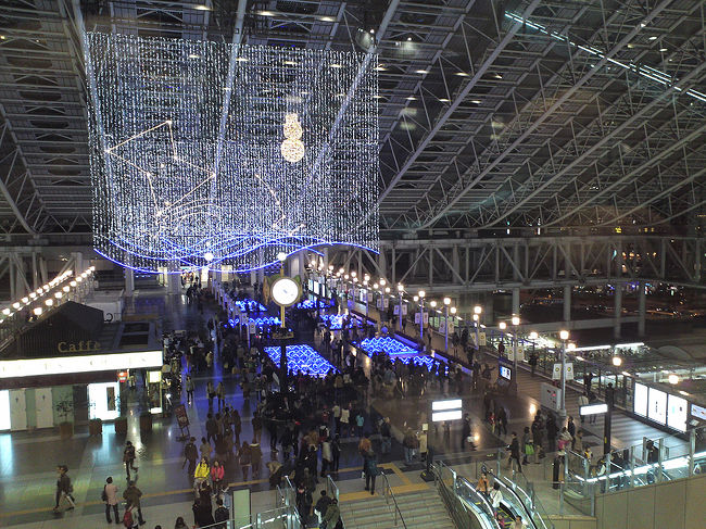 前回のグランフロントに引き続き、大阪ステーションシティを散策してきました。<br />JR大阪駅がリニューアルされて、どんどん駅を楽しむ人が多くなったのではないでしょうか…。<br />イルミネーション開催中でした。<br />スマホでお気軽散策です。<br /><br />以前の大阪・大阪北区旅行記<br /><br />関西散歩記～2014 大阪・大阪市北区編～<br />http://4travel.jp/travelogue/10954093