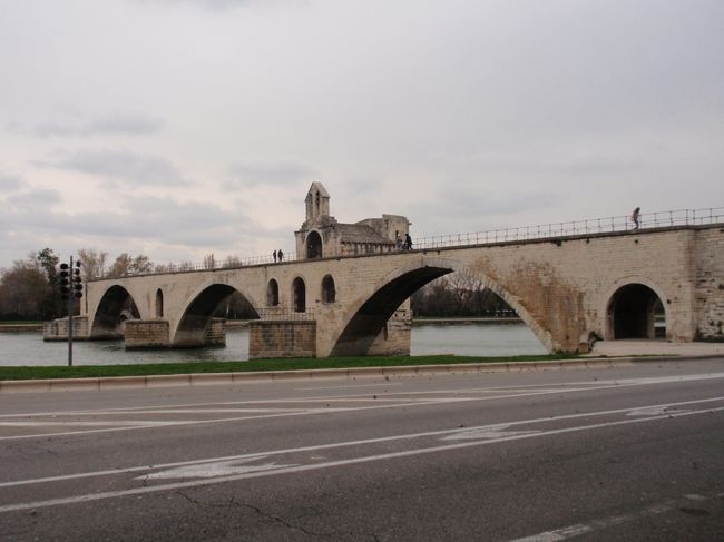アビニヨン旧市街の散策。ローヌ川に架かる世界遺産のサンヴェネゼ橋が有名です