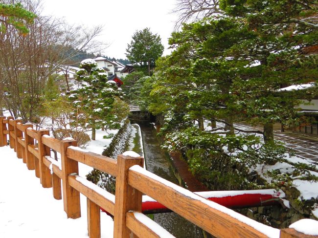 後半は金剛峯寺・壇上伽藍・大門その他です<br /><br />高野山のメイン通りには寺院が沢山あり、一つ一つ見て回れません<br /><br />大きな所だけでも思い寄りましたが時間が過ぎるばかり<br /><br />それに寒い中を歩き過ぎで膝・腰が痛くなり、コンビニで使い捨てのカイロを購入して<br /><br />金剛峯寺からスタートです<br /><br /><br /><br />表紙 蓮華院付近玉川<br />