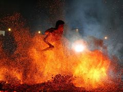 奇祭　火の中を人が・・・やっさいほっさい　フォートラベル初であろう！！