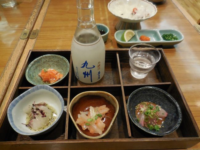 11月6日テレビを見ているとニュースではしきりに<br />「ズワイガニ漁は今日が解禁です!」叫んでる~<br />もげ隊長もカニカニモードになり「カニ食べに行こう!」と言い出した。<br />狙いを去年キャンセルした福井の三国港にし空いている中から良さそうな漁師さん経営の民宿を予約しました。<br />じゃらんから予約したのでお宿のHPも確認していると<br />んんっ!?なんか内容が違うんじゃない。<br />TELして「プラン変更できますか?」と聞くと<br />「じゃらんからの予約は一度キャンセルしてから再度お願いします」って言われてしまった。冷たい(>_<)差額は別にお支払しますし安くなっても返金はいりませんって言ってるのに~<br />もうすでに3週間切っているしじゃらんパックでの予約だったので飛行機にも空きがないみたい。<br />民宿だけど献上カニプランなので価格高いから「やめよっ」て事になりました。<br />でも飛行機乗ってどっか行きたいよ~<br />飛行機でって事になればいちばん便数が多い東京に行こう!<br />急に決めたのでホテルは空いている中で安くて場所の良い所から決めました。<br />じゃらんパックのクーポンを使って飛行機&ホテル代が安くついたのでその分美味しい物を食べるぞ~!<br />と張り切って出発したのでした。