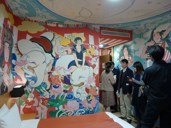 汐留のパークホテル東京は　アートをその中心的なコンセプトに据え、<br />いろいろな活動を行っています。<br /><br />中でも　３１階の１０部屋が　’アーティストルーム’となっていて<br />それぞれ現代のアーティストさんが　個性的な絵を壁一面に描いています。<br />見学会があったので　参加しました<br /><br />丁度日没時で、東京タワーや富士山が美しく眺められました