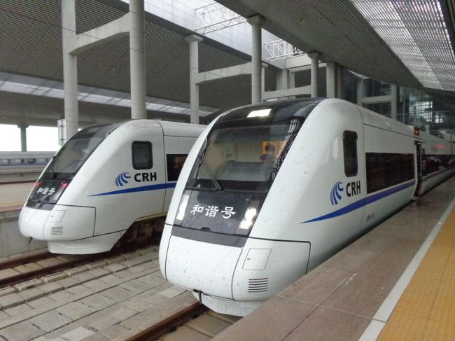 台北2泊・廈門3泊・香港2泊で旅行をしてきました。台湾・香港はありましたが、大陸に上陸するのは初めて!初中華人民共和国です。今回廈門でやりたかったことは、、、・福建土楼へ行く・コロンス島の日光岩に登る ⇒ 残念ながら上陸できず・・・・廈門北駅から鉄道にのり、深セン経由で香港へ行く中国はまったく話せない上、英語が全然通じない。。。予想外の出来事がたくさんありましたが、土楼ツアーも無事に終え、残すは無事に深セン行きの電車に乗りこみ、香港へたどり着くこと。口コミやWEBの情報で、本数も多く、結構手軽に行くことはできるらしいことはわかったのですが、詳細が不明で、不安一杯です。鉄道好きというわけではないのですが、深センで観光する余裕&体力はほぼなく、乗り鉄旅行となりました。チケットの手配は、アラチャイナという中国の旅行代理店で手配。日本語で申し込みができ、1等席で181元+手数料60元と良心的でした。チケット引き換え番号と中国語のサンプル分をもらい、自分でチケットを引き換えます。支払いはPaypalで、人民元引き落としができないので、ドル換算→円換算と実質2回の手数料がかかりましたが、引き落とされたのは4,567円。チケットの購入など、外国人対応していないので、まだまだ不便なところがありますが、ものすごい速さで近代化している中国。1年後には廈門駅も完成し、どんどん変わっていく中国の勢いを感じる旅でした。