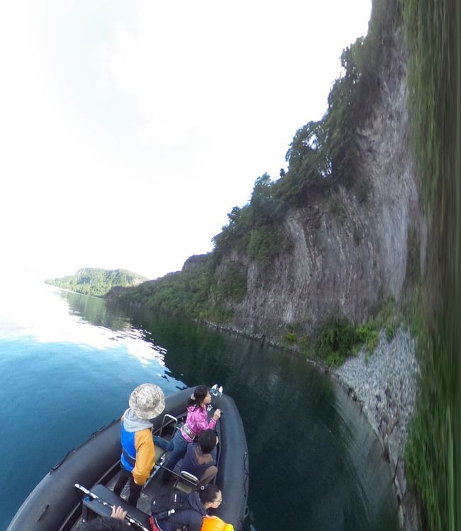 たまたま旅番組で十和田湖のボートツアーが放映されていました。十和田湖へは３０年くらい前に修学旅行で行った記憶があり、懐かしくなり行ってみることに。<br /><br />一番の目的は十和田湖のRIBツアー。遊覧船と違いより十和田湖の特別保護区域に指定される奥地を軍用ボートで探検します。<br /><br />ホテルによってはRIBツアーとセットの宿泊プランがありお得です。<br /><br />参加当日天気は曇りでしたが、イトムカの入り江では青い水面の下で泳ぐ魚もはっきり見えるほど。<br /><br />自然の雄大さにも感動しましたが、2011年の大地震により十和田湖の神代ヶ浦に出現した≪伝説のキリスト像≫には参加者全員が驚かされました。<br /><br /><br />十和田湖の名前の由来は　十≒十字架　和≒足す(＋)　田≒十字架を囲ったものというキリスト伝説の湖だそうです。<br /><br />なんともミステリアスな湖です。<br /><br />で、グリランドさんのRIBツアーと奥入瀬渓流散策のセットで１日いっぱい遊べます。<br /><br />今回の旅は一生の記憶に残るものとなりました。