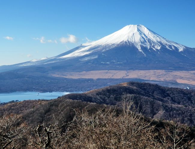 今年の４月に始まったトレッキングの同好会も、回を重ねて12月で14回になります。<br />そこで、忘年会を兼ねて一泊二日の山行で今年を締めることとしました。<br />冬のトレッキングのテーマと言えば、何といっても『富士山』。<br />一日目は、山中湖と富士の絶景が楽しめる「石割山」・・・霜解けの悪路を登って行くと、想定以上の優美な富士山が姿を現し、皆さん大満足でした。<br />お楽しみの忘年会は、御殿場から乙女峠への山道を少し上がった所にある、某会社の保養施設。<br />温泉・富士山・料理と三拍子そろった施設で、仲間の人達もご機嫌。<br />二日目は、芦ノ湖や仙石原が望める箱根の「金時山」。<br />観光地なので登山客も多く、大半が高齢者でしたが、この山は結構キツイ山行にも拘らず、皆、元気に登攀していました。<br />来年も、元気で仲間と歩き続けたいものです。<br />写真は石割山から望む、富士山と山中湖。