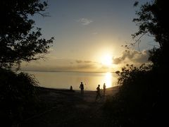 竹富・宮古へのんびり旅　「やど家　たけのこ」に泊まる竹富編　１日目　昼間とは違う静かな島で夕日を眺めて夕食を食べて夜の散策をしてきました