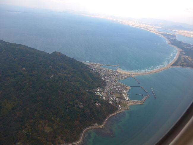 今年最後の出張は宮崎．ちょうどいい飛行機がなかったので行きはNH257　1400発で1600福岡．ここで1635発　IBEX　FW25便　NH3125便　に乗りついで，宮崎へ．1720 着　宮崎観光ホテル泊，仕事は宮崎駅前の宮崎商工会議所<br />翌日は宮崎神宮，平和台公園のみ見学して<br />1130発NH608便にて1300に羽田に帰ってきた．<br />行きのNH257便では当時に近い夕日で，湖や海岸，川が輝き，やや霞がかっていたがそれなりにきれいだった．離着陸時も写真が撮れるようになったので，志賀島や福岡港，福岡や春日市を撮影することができた．あまりきれいな写真ではないが記念に掲載した．