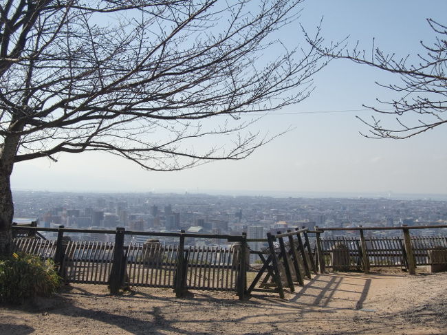 １８：００からひめぎんホールでチーム４のコンサートまで時間がたっぷりあったので、松山市内を散策した。