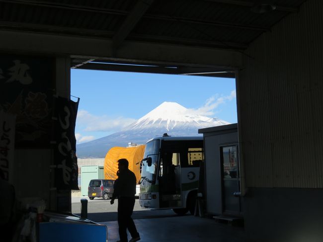 今年の秋に訪れた時に写真を撮ることができなかったので、全体像を残すために訪れました。食堂と言っても漁港のおばさん達が作ってくれる物を食べるだけです。しかし、食事スペースは漁港の倉庫内に自分たちで会議用の机と椅子を用意するという変わったスタイルです。多分、初めての人は　戸惑うと思います。