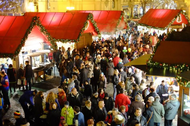 夜のプラハを歩きます。旧市街広場やカレル橋に行きます。旧市街広場では、クリスマスマーケットの様子を見ます。