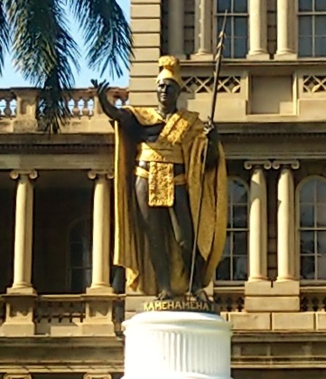 Day4<br /><br />AM <br />Hawaii State Capital　⇒　Iolani Palace　⇒　<br /><br />King　Kamehameha&#39;s　Statue　⇒　St-Andrew&#39;s　Cathedral　⇒　<br /><br />Washington Place　⇒　Downtown<br /><br />PM<br />Ala　Moana　Beach Park　⇒　Magic　Is　⇒　Roy&#39;s　⇒　Tantalus Lookout<br /><br />4日目はハワイの名所を観光したいと思います。<br />この日もトロリーに乗って出発です。<br /><br />夜はオプション予約していたRoy&#39;sでディナーを食べ、夜景の名所タンタラスの丘へと向かいました。